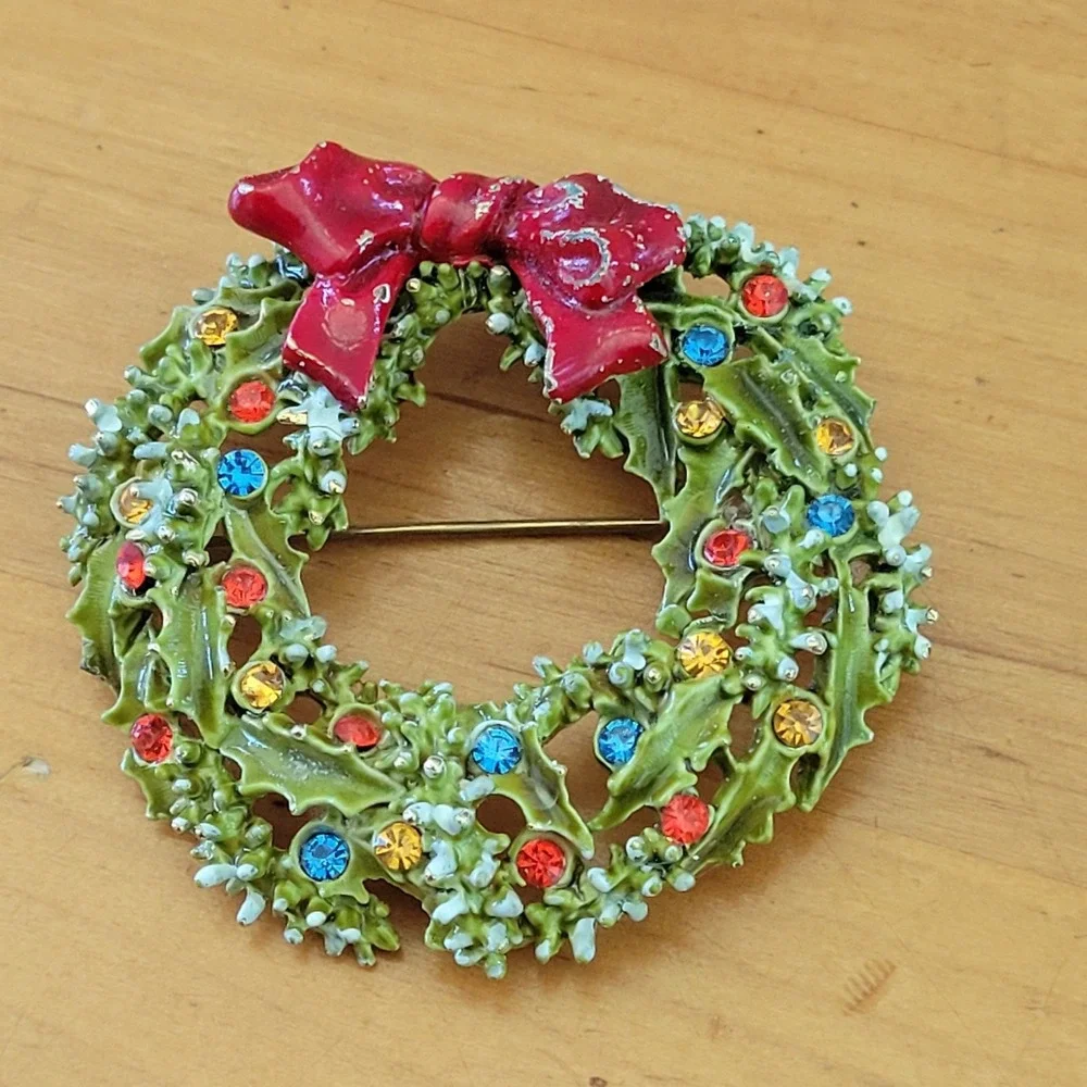 Vintage Signed ART Enamel Rhinestone Christmas Wreath Bow Brooch Pin